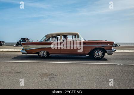 Gulfport, MS - 04. Oktober 2023: Weitwinkel-Seitenansicht einer Chevrolet Bel Air 2-türigen Limousine aus dem Jahr 1957 auf einer lokalen Autoshow. Stockfoto