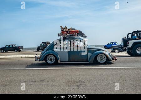 Gulfport, MS - 04. Oktober 2023: Weitwinkel-Seitenansicht eines Volkswagen Super Beetle Coupés aus dem Jahr 1961 auf einer lokalen Autoshow. Stockfoto