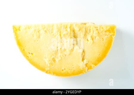 Ganze geschnittene Parmesankäse auf weiß. Nahaufnahme. Kochen, Milchmarkt Stockfoto