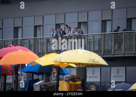 Szenen aus der Down Royal Racecourse am 2. Tag des Festival of Racing Weekend mit der Ladbrokes Champion Chase. Stockfoto