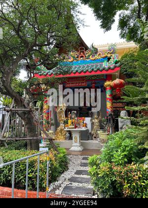 Buddha-Statue in ruhiger Umgebung im Freien, umgeben von üppigem Grün Stockfoto
