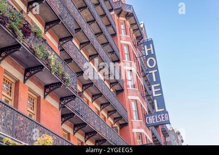 New York, New York, USA – 28. Oktober 2024: Außenansicht des Chelsea Hotel an der West 23rd Street in New York, New York, USA. Stockfoto