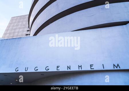 New York, New York, USA – 30. Oktober 2024: Außenansicht des Solomon R. Guggenheim Museums an der Fifth Avenue in Manhattan in New York, New York, USA. Stockfoto