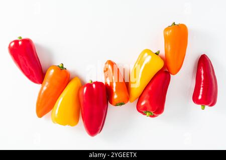 Kleine farbige Paprika auf weiß. Rezepte, Verkauf Stockfoto