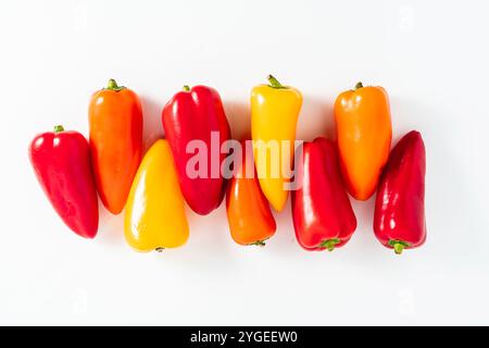 Kleine farbige Paprika auf weiß. Rezepte, Verkauf Stockfoto