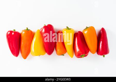 Kleine farbige Paprika auf weiß. Rezepte, Verkauf Stockfoto