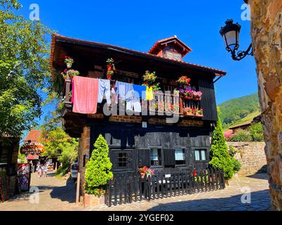 Fassade eines traditionellen Hauses. Barcena Mayor, Kantabrien, Spanien. Stockfoto