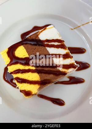 Eis mit drei Geschmacksrichtungen und Toffee Sirup. Stockfoto