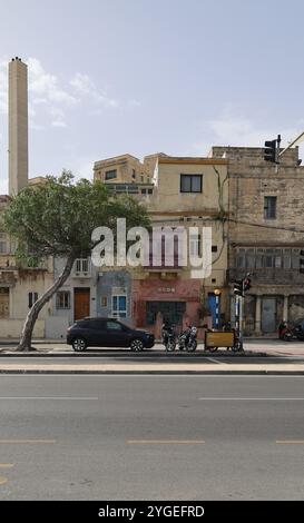 Hauptstraße. Valletta. Malta. Staub. Renovierungsbedürftig. Gebäude. Haus. Schmutz. Lärm. Marode. Strasse. Renovierungsbedürftig. alt. Alt. Schmutzig. Stockfoto