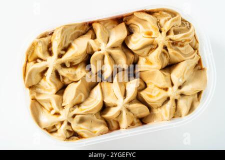 Paket italienisches Karamell-Eis auf weißem Hintergrund Stockfoto