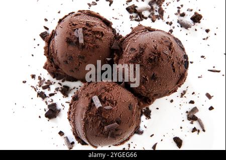 Drei Kugeln Schokoladeneis auf weißem Hintergrund Stockfoto