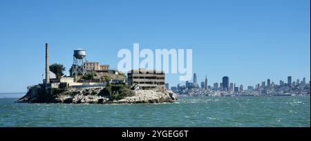 Alcatraz Island vom Meer aus mit San Francisco dahinter. Stockfoto