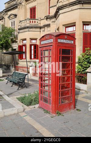 rote Telefonzelle. Telefonzelle. Mdina. Malta. Erker. bay-Fenster. Blende. Kalkstein. Design. Rote Tür. Bank. Bank. rote Fensterladen. Balkon. Stockfoto