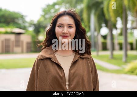 Porträt der schönen und jungen süßen asiatischen Thai-Frau draußen Stockfoto