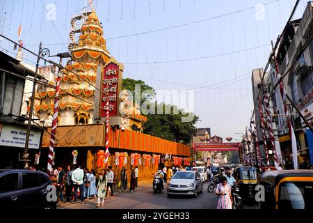 30. Oktober 2024, Pune, Maharashtra, Indien, Dagdusheth Ganpati Mandir in Pune, dekoriert mit wunderschöner Ringelblumengirlande während des Diwali Festivals. Stockfoto