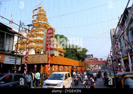 30. Oktober 2024, Pune, Maharashtra, Indien, Dagdusheth Ganpati Mandir in Pune, dekoriert mit wunderschöner Ringelblumengirlande während des Diwali Festivals. Stockfoto