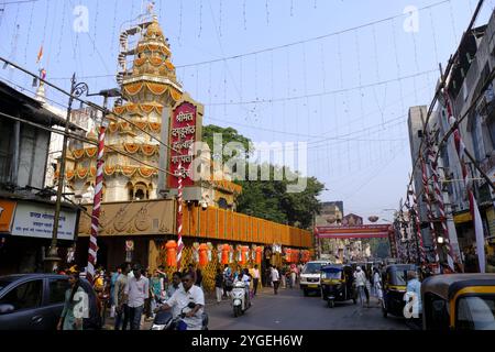 30. Oktober 2024, Pune, Maharashtra, Indien, Dagdusheth Ganpati Mandir in Pune, dekoriert mit wunderschöner Ringelblumengirlande während des Diwali Festivals. Stockfoto