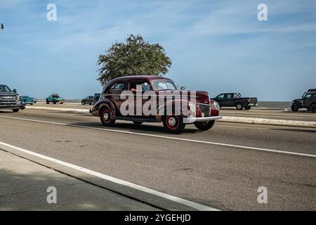 Gulfport, MS - 04. Oktober 2023: Weitwinkelansicht einer Ford V8 Deluxe Tudor Limousine aus dem Jahr 1939 auf einer lokalen Autoshow. Stockfoto