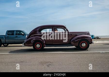 Gulfport, MS - 04. Oktober 2023: Weitwinkel-Seitenansicht einer Ford V8 Deluxe Tudor Limousine aus dem Jahr 1939 auf einer lokalen Autoshow. Stockfoto