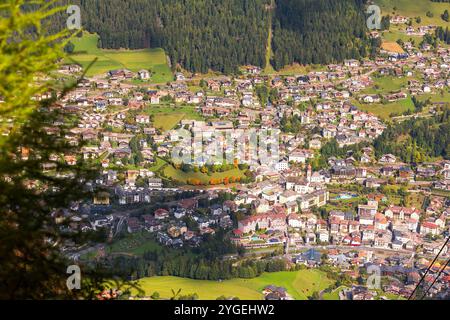 St. Ulrich, Italien Sommerstadt aus der Vogelperspektive des Bergdorfes St. Ulrich vom Mont Seuc in den Dolomiten, Südtirol, Italien Stockfoto