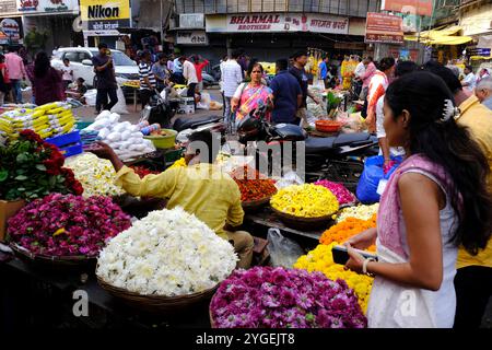 30. Oktober 2024, Pune, Maharashtra, Indien, Mandai, die Einwohner von Pune strömen nach Tulshibaug und Mahathma Phule Mandai, um Diwali Shopping zu besuchen. Stockfoto