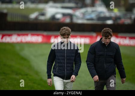 Sam Ewing und Jack Kennedy gehen auf dem Platz in Down Royal, bevor sie am 2. Tag des Festival of Racing Rennen fahren Stockfoto