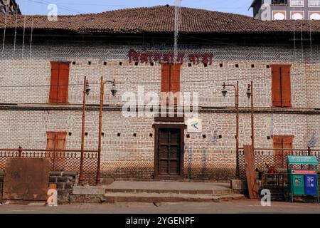 30. Oktober 2024, Pune, Indien, Vishrambaug Wada, reich aus Holz geschnitzte Tür in Mauerwerk am Eingang des zweiten Palastes von Pishrambaug Wada von Peshve the Stockfoto