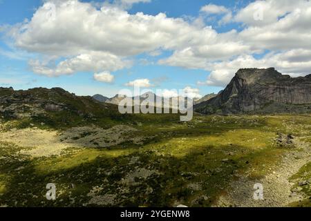 Hohe Berge in einem malerischen Tal im Schatten der Wolken an einem Sommertag. Naturpark Ergaki, Region Krasnojarsk, Sibirien, Russland. Stockfoto