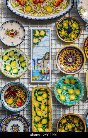 Keramikplatten zum Verkauf vor einem Geschäft in Positano, Amalfiküste, Kampanien, Italien Stockfoto