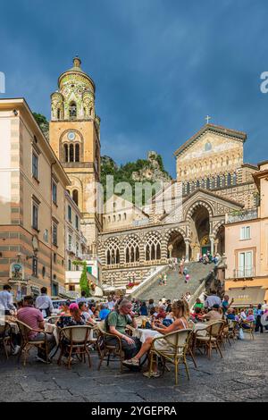 Café im Freien, Piazza del Duomo, Amalfi, Kampanien, Italien Stockfoto
