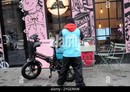 Kopenhagen/Dänemark/07 Okt. 2024 / Wolt Food Delivery Biker in Kopenhagen. .(Photo.Francis Joseph Dean/Dean Pictures) (nicht für kommerzielle Zwecke) Stockfoto