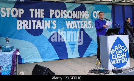 Chris Packham, tv-Moderator und Aktivist, spricht auf der Bühne des März für Clean Water Protest in London, Großbritannien Stockfoto