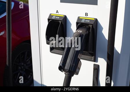Das kombinierte Ladesystem ist ein Standard zum Laden von Elektrofahrzeugen. Er kann CCS1- oder CCS2-Steckverbinder zur Stromversorgung verwenden. Stockfoto