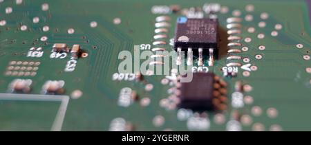 Kopfzeilenbild für Halbleiter- und Mikrochip-Industriekonzept. Gelötete elektronische Bauteile auf der Platine. Stockfoto