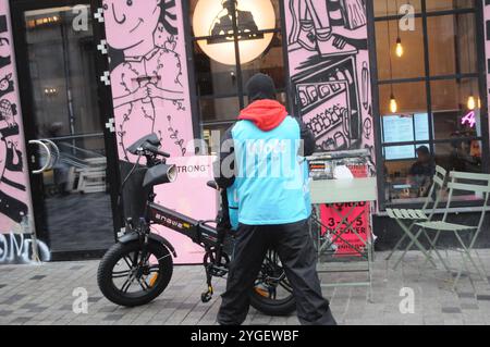 Kopenhagen/Dänemark/07 Okt. 2024 / Wolt Food Delivery Biker in Kopenhagen. .Photo.Francis Joseph Dean/Dean Bilder sind nicht für kommerzielle Zwecke bestimmt Stockfoto