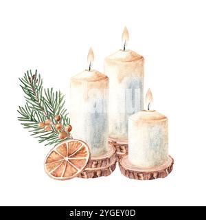 Weihnachtskerzenkomposition auf Holzsägen mit Tannenzweigen, Winterbeeren und trockener Orangenscheibe. Aquarellabbildung isoliert auf weiß Stockfoto