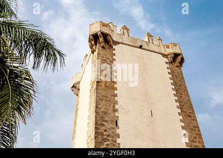 Torre de Guzman, Teil der mittelalterlichen Befestigungen und Stadtmauern aus dem 14. Jahrhundert, Conil de la Frontera, Provinz Cadiz, Andalusien, Spanien Stockfoto