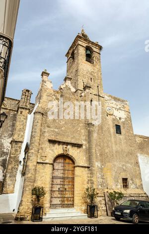 Außenansicht der Kirche von Divino Salvador, eine Mischung aus Mudéjar aus dem 14.. Jahrhundert und gotischem Stil aus dem 16.. Jahrhundert, Vejer de la Frontera, Andalusien, Spanien Stockfoto