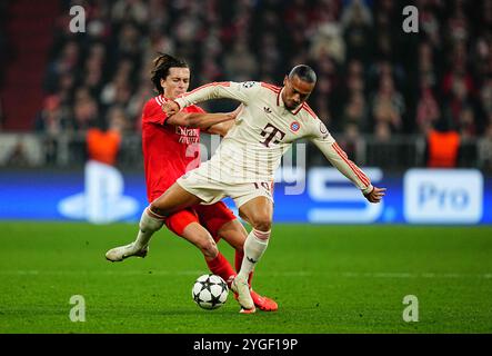 Allianz Areana, München, Deutschland. November 2024. Leroy Sane von Bayern München sieht beim vierten Champions League-Spiel Bayern München gegen Benfica bei Allianz Areana in München an. Ulrik Pedersen/CSM/Alamy Live News Stockfoto