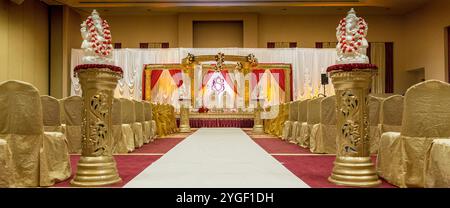 Elegantes indisches Hochzeits-Mandap-Setup mit traditionellem Blumendekor für hinduistische Hochzeitszeremonie Stockfoto