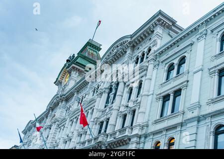 Blick auf das Rathaus von Triest auf der Piazza Unita d'Italia am Morgen während des Winters mit bewölktem Himmel. Touristisches Wahrzeichen von Friaul Julisch Venetien reg Stockfoto