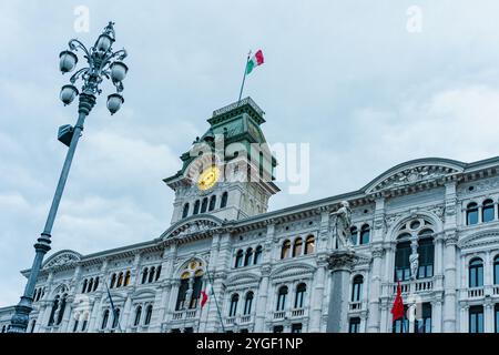 Blick auf das Rathaus von Triest auf der Piazza Unita d'Italia am Morgen während des Winters mit bewölktem Himmel. Touristisches Wahrzeichen von Friaul Julisch Venetien reg Stockfoto