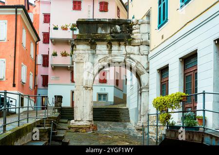 Ruinen des Arco di Riccardo (Richards Arch), der antike römische Triumphbogen im historischen Zentrum von Triest in Italien. Der einzige Überrest der römischen Stadtmauern Stockfoto