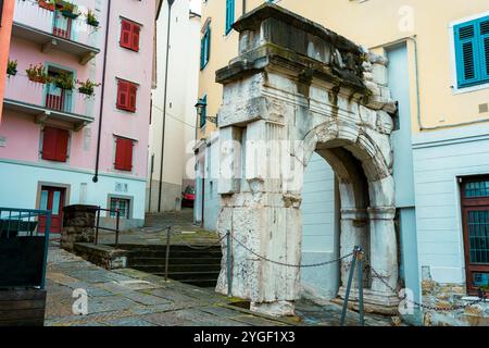 Ruinen des Arco di Riccardo (Richards Arch), der antike römische Triumphbogen im historischen Zentrum von Triest in Italien. Der einzige Überrest der römischen Stadtmauern Stockfoto