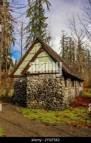 Toilettengebäude aus natürlichen Materialien im rustikalen Stil des National Park Service im Schafer State Park, Washington State, USA Stockfoto