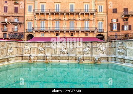 SIENA, ITALIEN - 1. MAI 2019: Fonte Gaia, ein monumentaler Brunnen auf der Piazza del Campo. Stockfoto