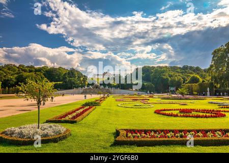WIEN, ÖSTERREICH - 29. AUGUST 2013: Blick auf die Gloriette vom Garten des Schlosses Schönbrunn. Stockfoto
