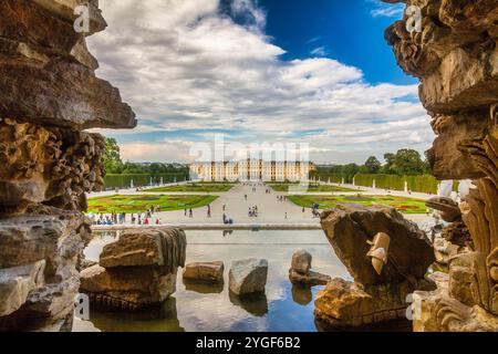WIEN, ÖSTERREICH - 29. AUGUST 2013: Schloss Schönbrunn von hinten mit Blick auf den Garten. Stockfoto