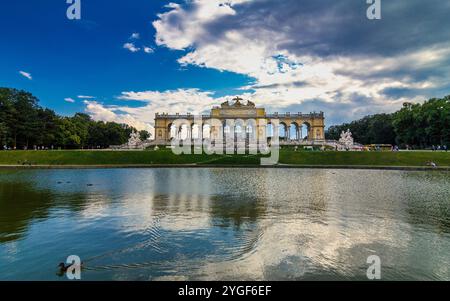 WIEN, ÖSTERREICH - 29. AUGUST 2013: Die Gloriette im Schlosspark Schönbrunn. Stockfoto