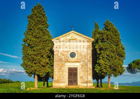 SAN QUIRICO D'ORCIA, ITALIEN - 2. MAI 2019: Cappella della Madonna di Vitaleta - die Kapelle unserer Lieben Frau von Vitaleta in Val d'Orcia in der Toskana. Stockfoto